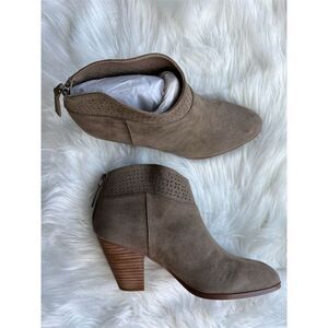 🆕Violet & Red Women's Ankle Booties Beige Size 8 Lazer Cut Casual